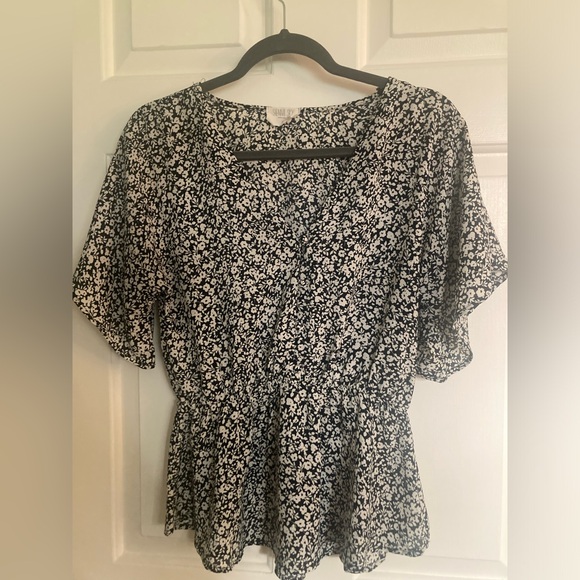 Flattering Floral Blouse - Picture 1 of 4